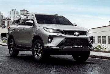Foto mostrando a frente e as portas do lado do passageiro da Hilux SW4 2024.