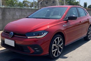 Foto mostrando a dianteira de um Volkswagen Polo GTS 2023 vermelho estacionado.