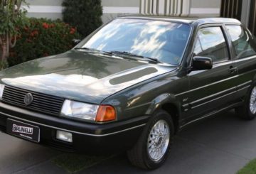 Foto mostrando a dianteira de um Volkswagen Santana G2 preto estacionado.