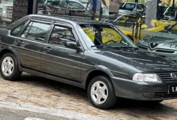 Foto mostrando a diagonal direita de um Volkswagen Santana G3 preto estacionado.
