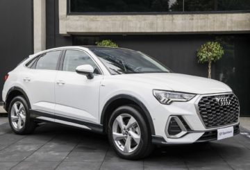 Foto da frente em diagonal do Audi Q3 Sportback 2023