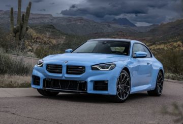 Foto da frente do BMW M2 Coupé 2024 na estrada