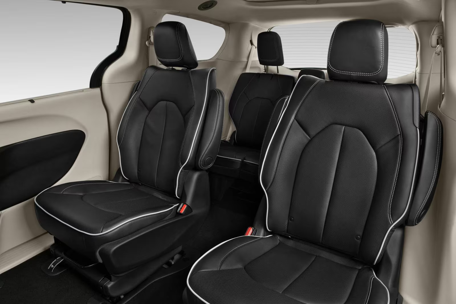 Foto do interior do Chrysler Pacifica Pinnacle 2023, exibindo a segunda e terceira fileira de bancos.