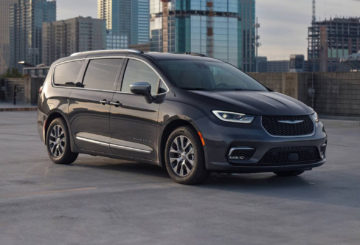 Foto da frente do Chrysler Pacifica Pinnacle 2023, exibindo a dianteira e a lateral do lado passageiro.