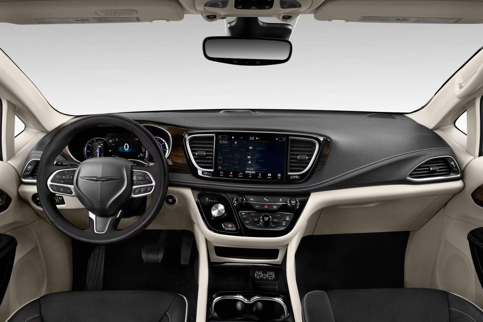 Foto do interior do Chrysler Pacifica Pinnacle 2023, exibindo o painel de instrumentos, central multimídia e parte dos bancos e portas.