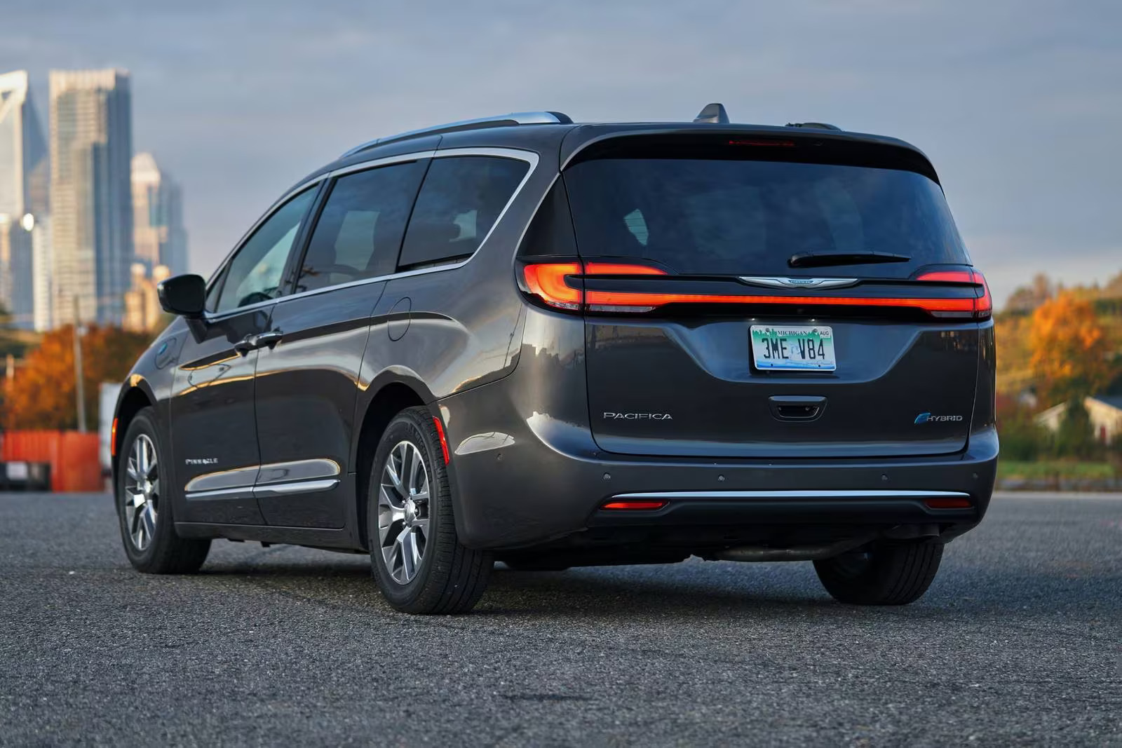 Foto da traseira do Chrysler Pacifica Pinnacle 2023, exibindo a tampa do porta-malas e a lateral do motorista.