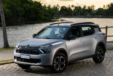 Foto da frente do Citroën Aircross Feel 2024, exibindo a dianteira e as portas do lado do motorista.