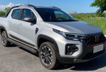 Foto mostrando a diagonal direita do Fiat Strada 2024 Ultra estacionado.