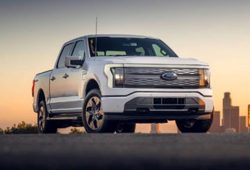 Foto da frente do Ford F-150 Lightning Lariat 2023, exibindo a dianteira e as portas laterais.