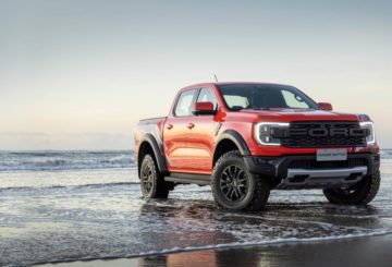 Foto de um Ford Ranger Raptor 2024, exibindo a frente e a lateral do passageiro.