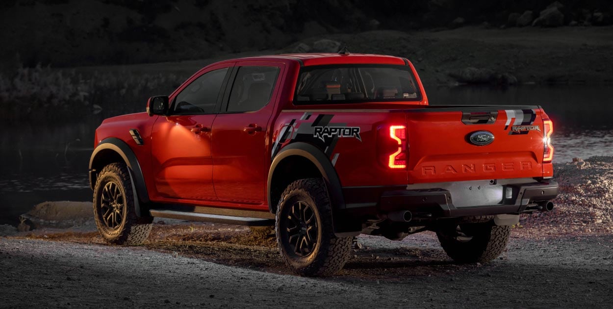 Foto do Ford Ranger Raptor 2024, exibindo a traseira e a lateral do ...