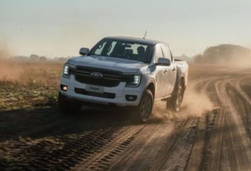 Foto da Ranger XLS 2.0 Diesel 4x2 AT 2024 na estrada de terra