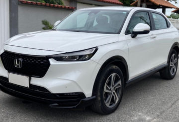 Foto mostrando a dianteira de um Honda HR-V 2023 Touring estacionado.