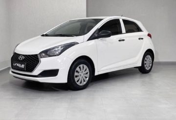 Foto do Hyundai HB20 Comfort 2017 estacionado exibindo parte da frente e das portas laterais lado do motorista