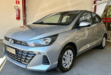Foto da frente do Hyundai HB20 Sense Plus 2024, exibindo a dianteira e as portas do lado do motorista.