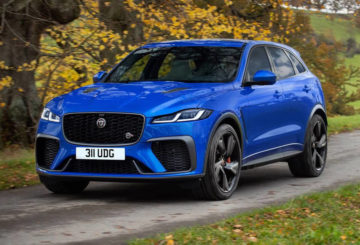 Foto da frente do Jaguar F-Pace 2024 R-DYNAMIC SE na estrada