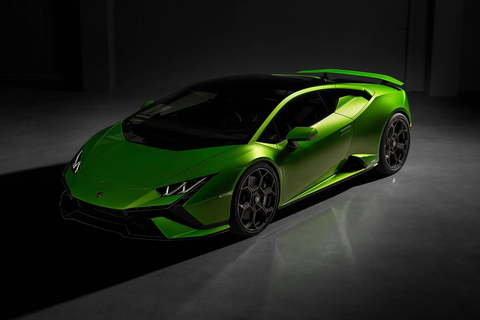Foto do Lamborghini Huracán 2023 vista em diagonal exibindo a lateral do motorista.