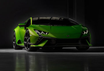 Foto do Lamborghini Huracán 2023 exibindo a frente e a lateral do passageiro.