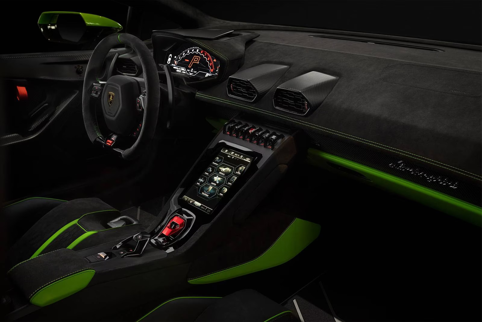 Foto do painel do Lamborghini Huracán 2023, exibindo volante, painel, central multimídia.