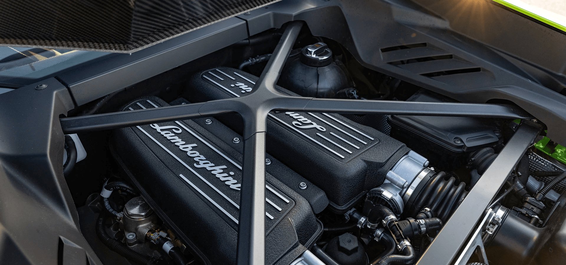 Foto do motor V10 do Lamborghini Huracán 2023.