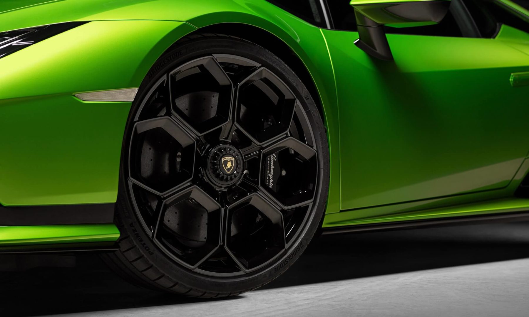Foto da roda do Lamborghini Huracán 2023.