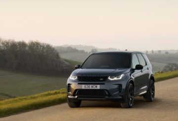 Foto do Land Rover Discovery Sport D200 2024 de frente, exibindo a dianteira e a lateral do motorista