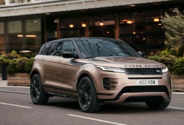 Foto do Land Rover Evoque Dynamic HSE 2024 de frente, exibindo a dianteira e o lado do passageiro.