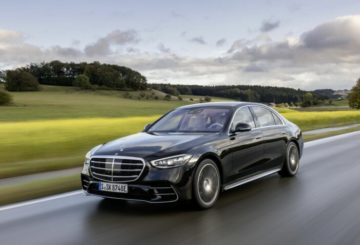 Foto do Mercedes-Benz Classe S 580e 2023 de frente na estrada, exibindo a dianteira e lateral do motorista.