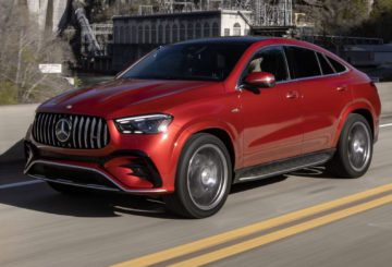 Foto da frente do Mercedes-Benz GLE 450 Coupé 2024 exibindo a dianteira e a lateral do lado do motorista.