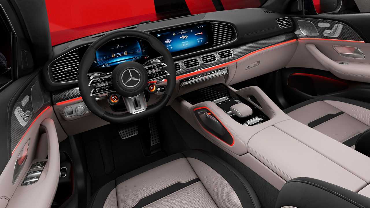 Foto do interior do Mercedes-Benz GLE 450 Coupé 2024, exibindo o painel, volante multifuncional, central multimídia e parte dos bancos e portas.