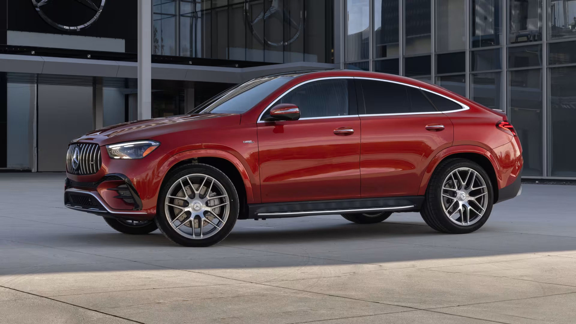 Foto da lateral do motorista do Mercedes-Benz GLE 450 Coupé 2024.
