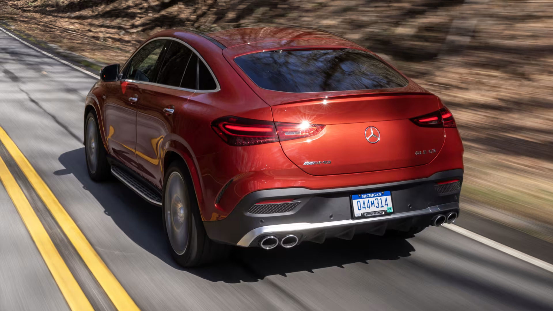 Foto da traseira do Mercedes-Benz GLE 450 Coupé 2024, exibindo o porta-malas e a lateral do motorista.