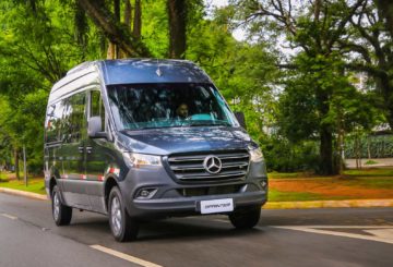 Foto da frente do Mercedes-Benz Sprinter 417, exibindo a dianteira e a lateral do lado do passageiro.