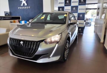 Foto da frente do Peugeot 208 Allure T200 2024, exibindo a dianteira e a lateral do motorista.