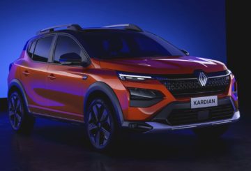 Foto do Renault Kardian 2024 exibindo a frente e as portas do lado do passageiro.