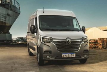 Foto da frente do Renault Master 2024 exibindo a dianteira e as portas laterais.
