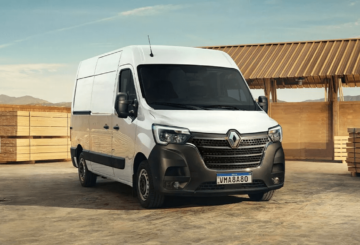 Foto frontal do Renault Master 2024, exibindo a frente e a lateral do passageiro.