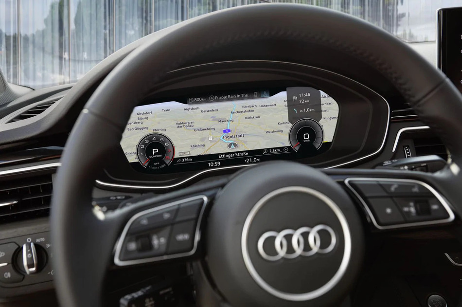 Foto do painel de instrumentos com navegação do Audi A5 Sportback S Line 2024.