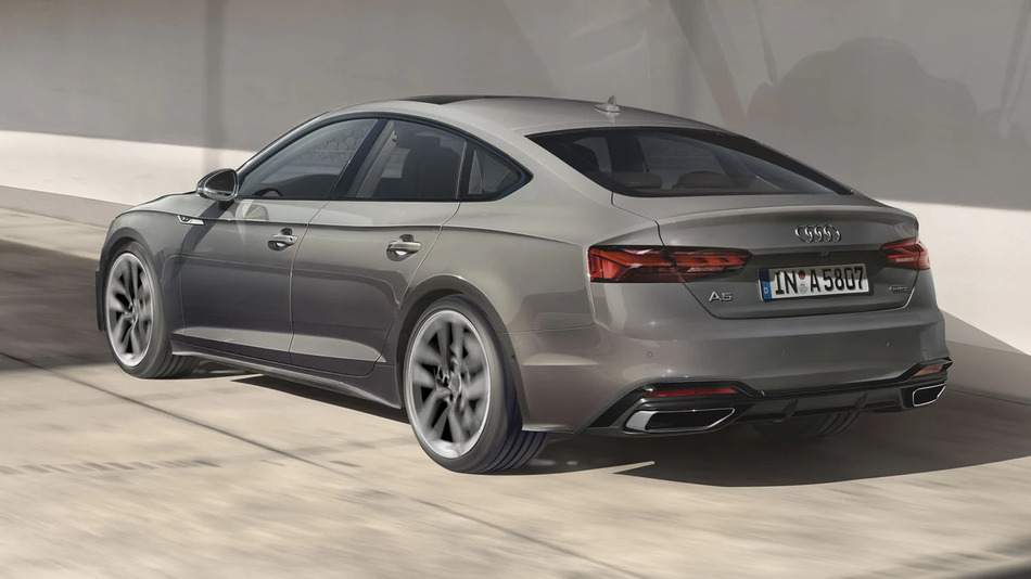 Foto da traseira do Audi A5 Sportback S Line 2024, exibindo o porta-malas e a lateral do motorista.