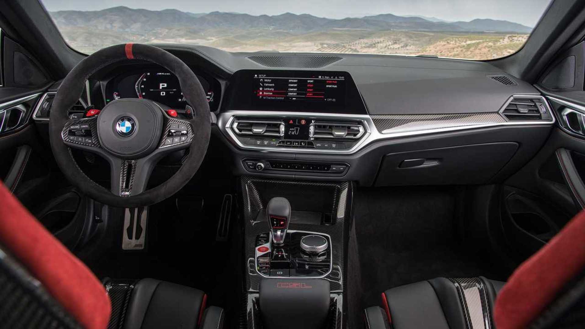 Foto interna do BMW M4 CSL 2023, exibindo o painel de instrumentos, volante multifuncional, central multimídia e parte dos bancos e portas.