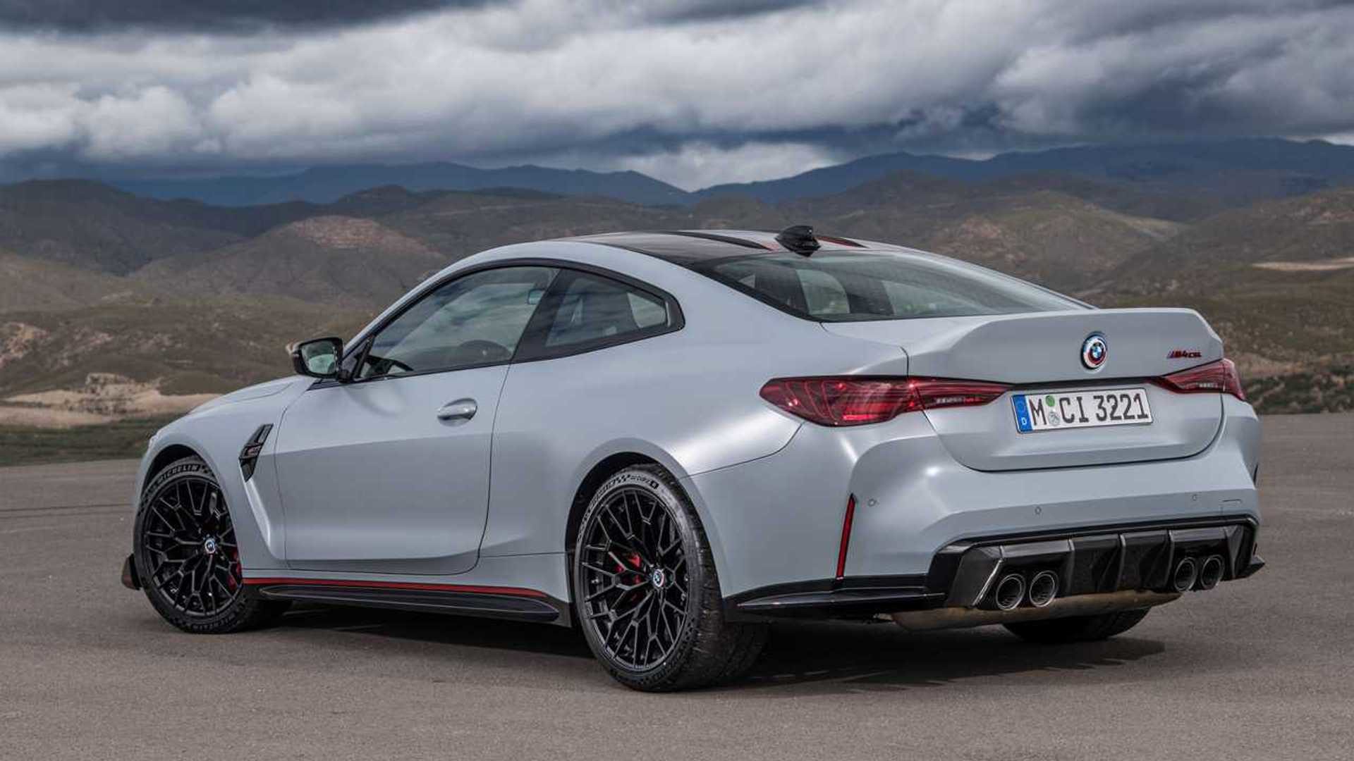 Foto exibindo a traseira e a lateral do passageiro do BMW M4 CSL 2023.