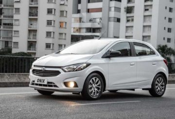 Foto frontal do Chevrolet Onix 2020, exibindo a frente e a lateral do motorista.