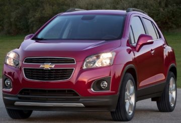 Foto mostrando a dianteira de um Chevrolet Tracker G2 vermelho estacionado.