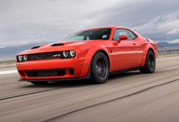 Foto do Dodge Challenger SRT 2023 de frente na estrada