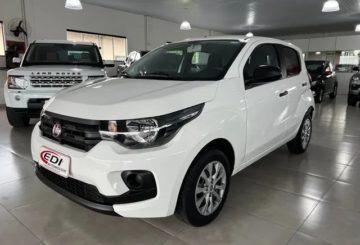 Foto dianteira do Fiat Mobi Like 2020, exibindo toda a frente e a lateral do motorista.