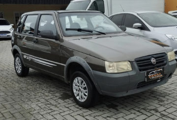 Foto frontal do Fiat Uno Way Economy 2013, exibindo toda a frente e a lateral do passageiro.