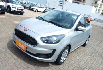 Foto frontal do Ford Ka SE 2020, exibindo a frente e a lateral do motorista.