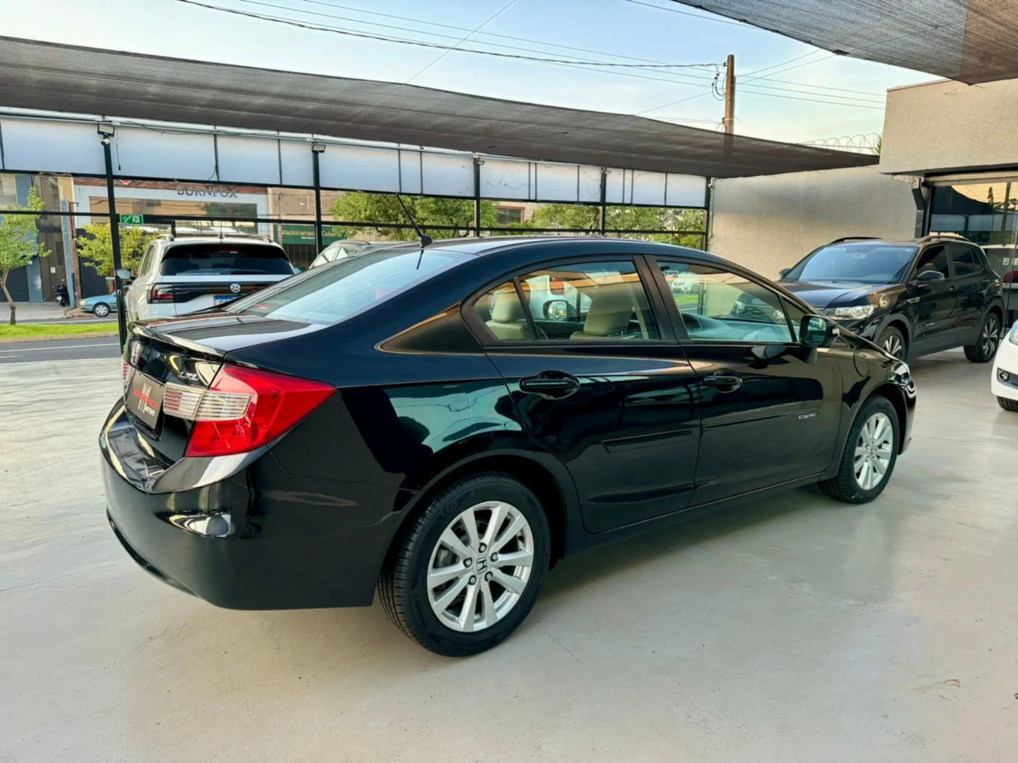 Foto traseira do Honda Civic LXL 2011, exibindo o porta-malas e a lateral do passageiro.