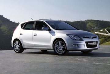 Foto lateral do Hyundai i30 2011, exibindo parcialmente a frente e a lateral do passageiro.