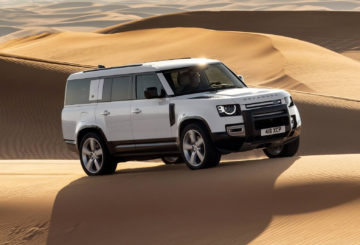 Foto do Land Rover Defender X-Dynamic 2024 na duna de areia.